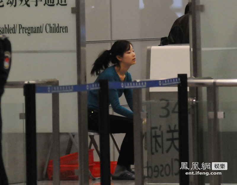 倪妮素顏現身機場遭脫鞋檢查 一臉無奈