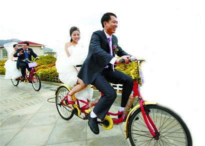 12對新人辦低碳婚禮:新郎新娘騎行赴婚宴 12對新人辦低碳婚禮:新郎新娘騎行赴婚宴