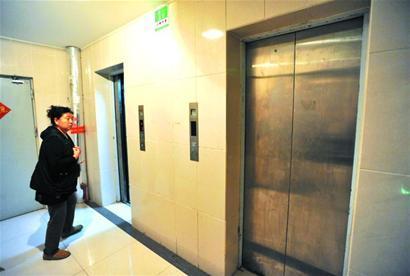 青島海岸錦城小區電梯深夜傳出救命聲