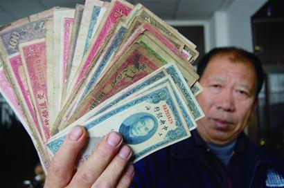 青島市民老宅墻內驚現50萬民國紙幣 1張值上百