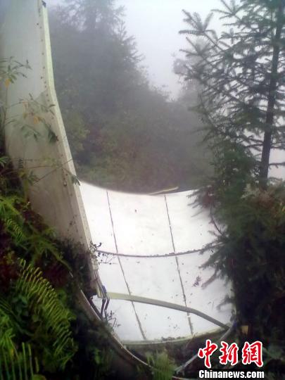 墜落在江西遂川湯湖鎮高塘村的其中一塊塊衛星整流罩殘骸。