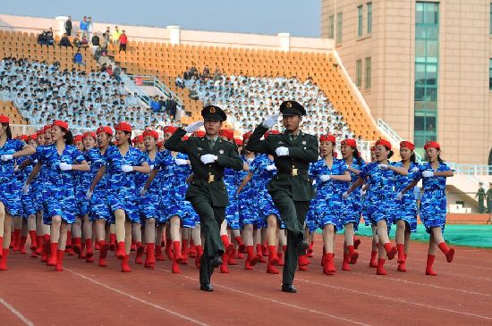 青島軍訓大閱兵:女生海藍短裙紅貝雷帽風姿迷人