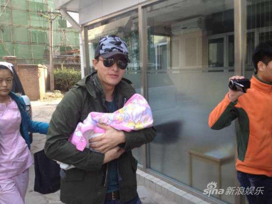 賈乃亮抱女兒做檢查姿勢標準 全程有人攝像