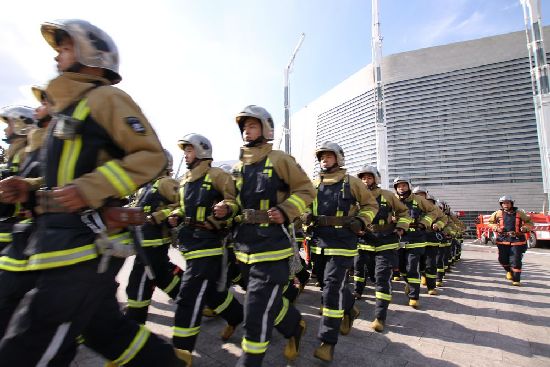 青島消防演習(xí)驚險(xiǎn)似好萊塢大片 機(jī)器人切鋼筋如草芥 青島消防演習(xí)驚險(xiǎn)似好萊塢大片 機(jī)器人切鋼筋如草芥