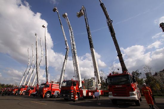 青島消防演習(xí)驚險(xiǎn)似好萊塢大片 機(jī)器人切鋼筋如草芥 青島消防演習(xí)驚險(xiǎn)似好萊塢大片 機(jī)器人切鋼筋如草芥