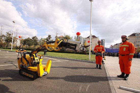 青島消防演習(xí)驚險(xiǎn)似好萊塢大片 機(jī)器人切鋼筋如草芥 青島消防演習(xí)驚險(xiǎn)似好萊塢大片 機(jī)器人切鋼筋如草芥