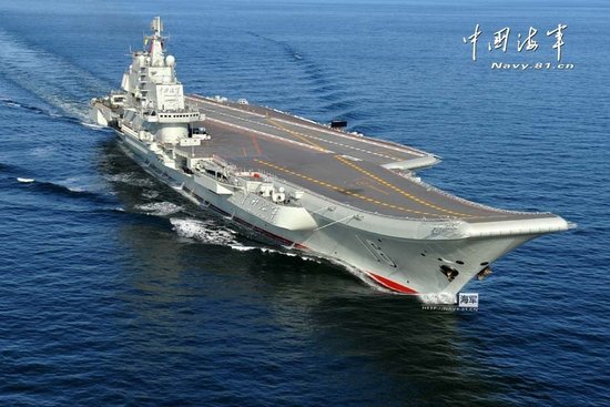 中國艦載機首次在航母遼寧艦上起降 現(xiàn)場震撼