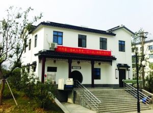 如果不是門前的標牌，很多人都會把這個公廁當作一幢別墅。蔣文龍 攝