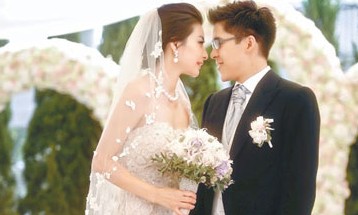 剛晶在親友見(jiàn)證下簽紙，正式成為夫妻