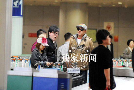 好聲音學員關喆機場現(xiàn)身 豪車豪宅彰顯身份