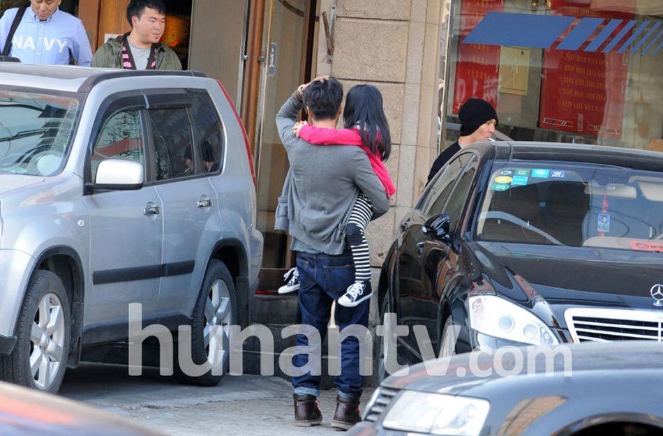 陳坤同家人吃飯父愛大爆發 抱小蘿莉秀親密