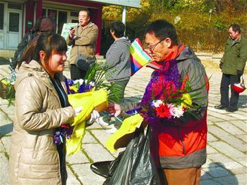 青島寒衣節10萬市民到殯儀館祭祀 殯儀館送1300束鮮花替換燒紙