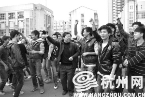 一位班主任在學騎馬舞