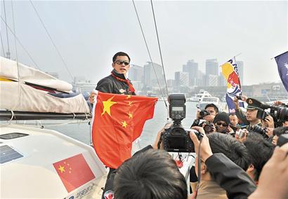 青島人郭川沖擊環球航海極限 妻子磕頭祈福送行