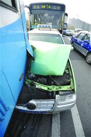 電車翹辮子引追尾 出租車被擠成夾心餡餅 電車翹辮子引追尾 出租車被擠成夾心餡餅