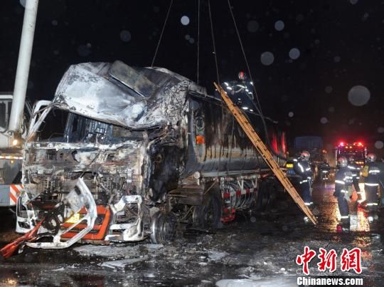 圖為消防官兵爬上油罐車查看情況，準備吊裝轉移肇事油罐車。。劉忠俊攝