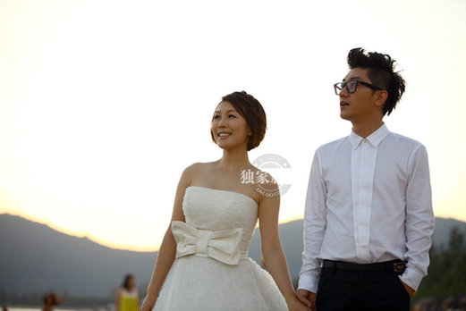 金志文豪華婚禮現場 新人抵海邊拍婚紗照