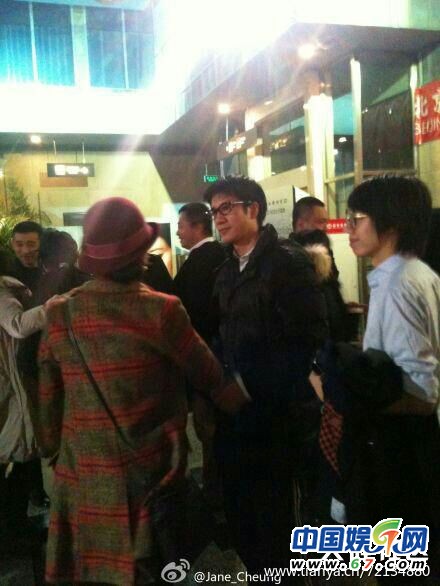 王力宏李云迪親密看電影被抓現行 網友呼：出柜吧！