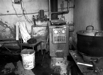 11月15日，通州區宋莊鎮小堡西街133號，精佳藝義齒加工中心，生產間內污穢臟亂。