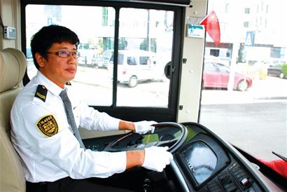 青島網絡紅人眼鏡哥開最穩雙層觀光車 青島網絡紅人眼鏡哥開最穩雙層觀光車