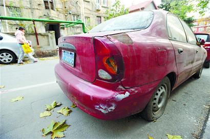 報(bào)廢車輛長(zhǎng)期占路一停一年多 交警:不如去領(lǐng)補(bǔ)貼 報(bào)廢車輛長(zhǎng)期占路一停一年多 交警:不如去領(lǐng)補(bǔ)貼