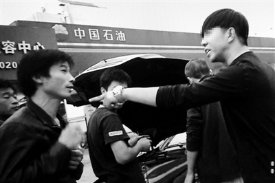 10月4日，洗車行領班（圖右）斥責智障工吳發兵的哥哥吳劍兵。