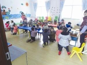 幼兒園孩子跪著吃飯 園方稱怕燙著孩子(圖)
