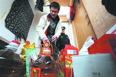 孝子帶父考研堅持親自照顧 青島市民紛紛伸援手