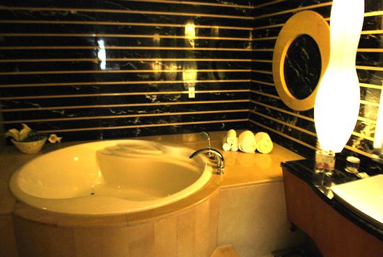 揭秘城陽酒店奢華CEO套房 每晚房價七千