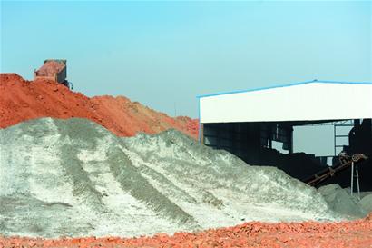 河套村莊驚現“挖土大軍” 河套村莊驚現“挖土大軍”