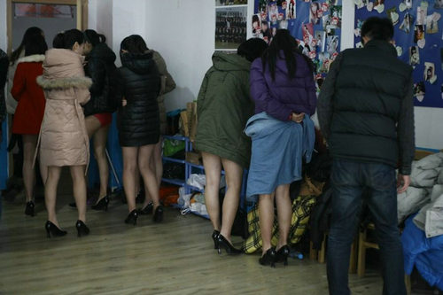 女學生寒冬裸露大腿