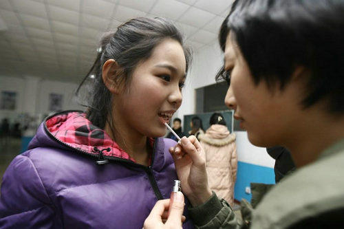 女學生化妝備考