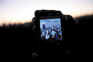 工人拍下了被圍在現場的開槍者