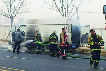 明火烤油箱 點著依維柯 明火烤油箱 點著依維柯
