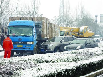青島小雪致路面濕滑事故頻發 青島小雪致路面濕滑事故頻發