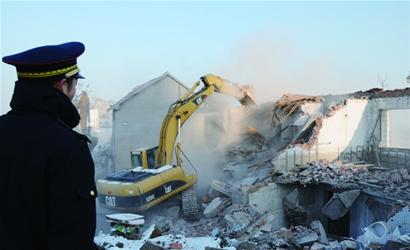 挺了7年的違法房拆了 公證人員現場登記財物 挺了7年的違法房拆了 公證人員現場登記財物