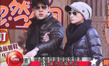 近日在網絡上曝光出一張二人傳婚變后最新合影，兩人似是在參加某個活動，從照片中可以看出，二人的感情依然很好，這也更有力的粉碎了謠言。