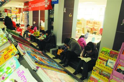 記者在島城各大新華書店調(diào)查發(fā)現(xiàn)“老中青蹭書族”占六成以上 記者在島城各大新華書店調(diào)查發(fā)現(xiàn)“老中青蹭書族”占六成以上