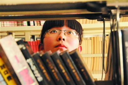記者在島城各大新華書店調(diào)查發(fā)現(xiàn)“老中青蹭書族”占六成以上 記者在島城各大新華書店調(diào)查發(fā)現(xiàn)“老中青蹭書族”占六成以上