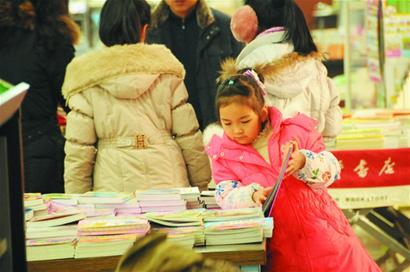 記者在島城各大新華書店調(diào)查發(fā)現(xiàn)“老中青蹭書族”占六成以上 記者在島城各大新華書店調(diào)查發(fā)現(xiàn)“老中青蹭書族”占六成以上