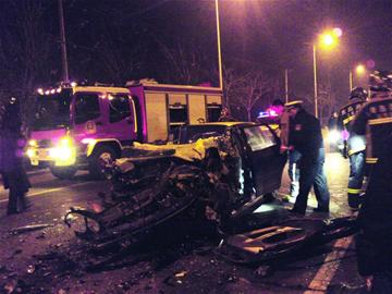 桑塔納追尾自卸車撞成廢鐵 司機當(dāng)場斃命 桑塔納追尾自卸車撞成廢鐵 司機當(dāng)場斃命