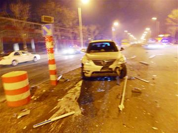 醉駕撞斷護欄 頂包不成打交警 醉駕撞斷護欄 頂包不成打交警