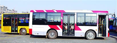 13.7米巨無霸公交上路 13.7米巨無霸公交上路