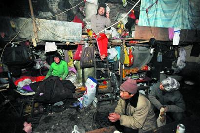 青島蹭拆族生存難拾廢品常挨打 為省錢撿飯吃 青島蹭拆族生存難拾廢品常挨打 為省錢撿飯吃