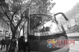 市民可以在乘車前做好少喝水、先上廁所的準(zhǔn)備，避免出現(xiàn)類似的尷尬局面