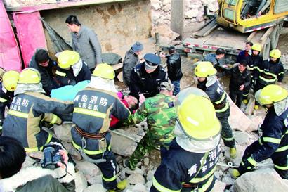 自卸車滾落20米司機困車內