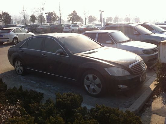 獨(dú)家:神秘奔馳機(jī)場擱淺 停車費(fèi)恐累積到天價(jià)