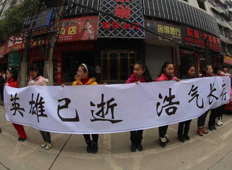 湖南十萬(wàn)民眾悼念為保護(hù)學(xué)生殉職校長(zhǎng)