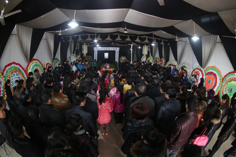 湖南十萬民眾悼念為保護學生殉職校長