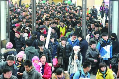 青島火車站迎來學生客流高峰 青島火車站迎來學生客流高峰